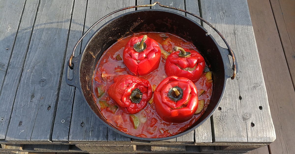 Gefüllte Paprika mit Tomaten-Zucchini-Sauce - Outdoor Kochen Lübeck
