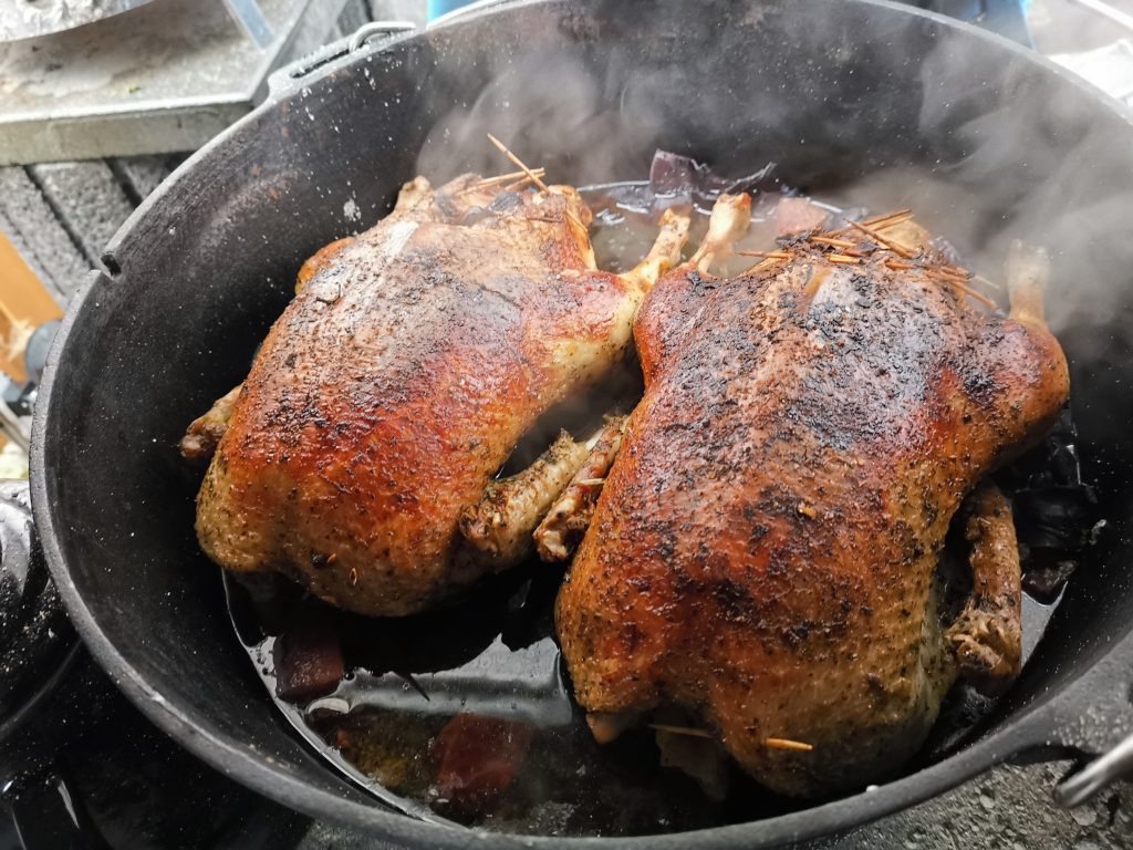 Ente auf Rotkohl aus dem Dutch Oven