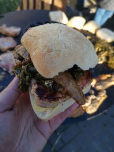 Grünkohl-Kassler-Burger von der Feuerplatte